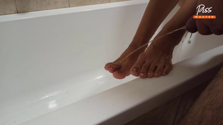 Парень зафиксировал на камеру, как девушка писает в ванную, и обоссал её ножки